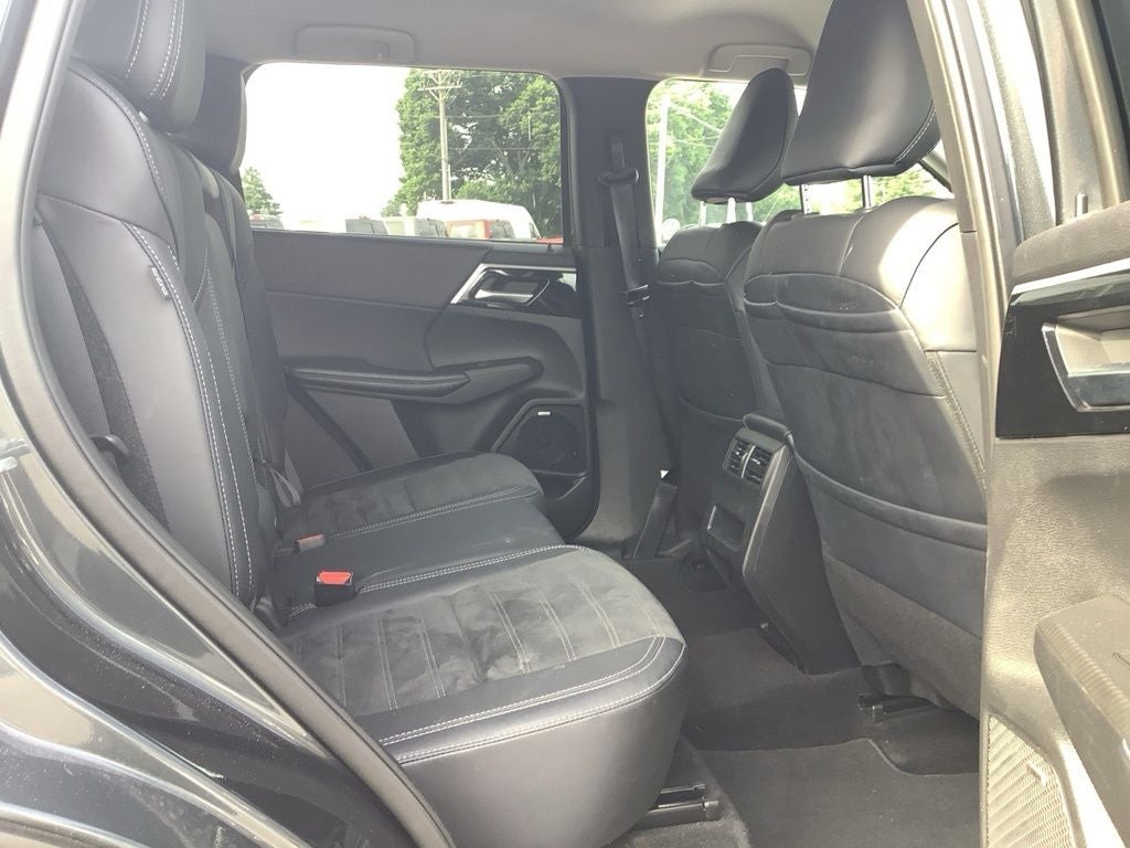 2025 Mitsubishi Outlander SE